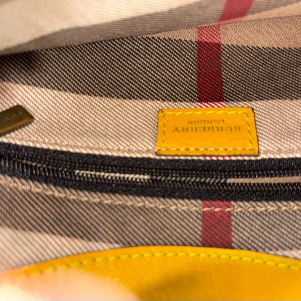 Vintage Burberry Leather Purse - Picture 4 of 10